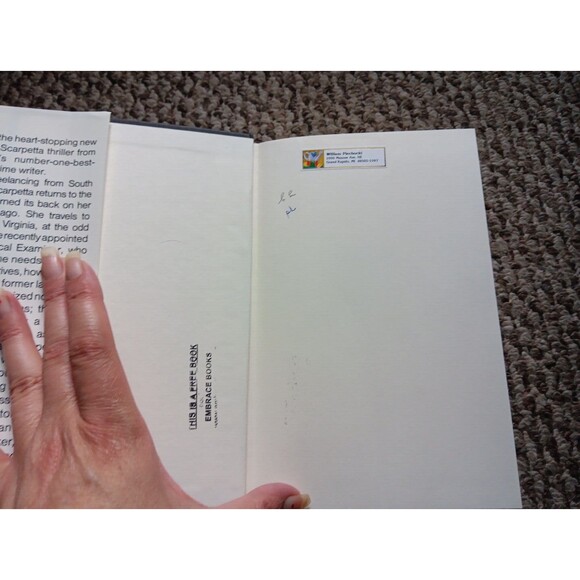 Trace  by Patricia Cornwell Large Print HCDJ 2004 Scarpetta Novel - Picture 9 of 16